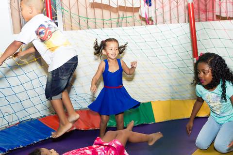 Emanuelly pulando no pula pula'