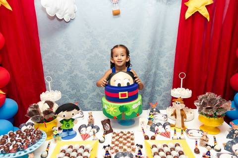 Emanuelly segurando o bolo pelo fotógrafo Douglas Maia'