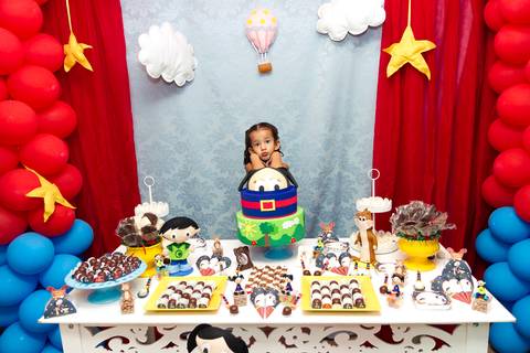 Emanuelly atrás do bolo pelo fotógrafo Douglas Maia'