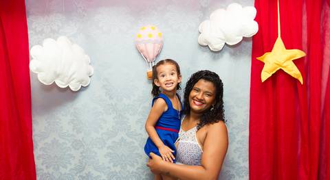 Emanuelly e sua mãe sorrindo pelo fotógrafo Douglas Maia'
