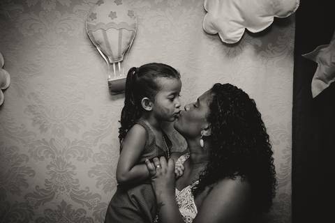 Beijando a mamãe pelo fotógrafo Douglas Maia'