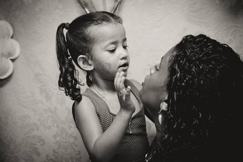 Emanuelly olhando para a mãe pelo fotógrafo Douglas Maia'