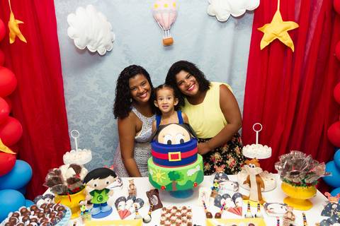 Emanuelly muito alegre pelo fotógrafo Douglas Maia'