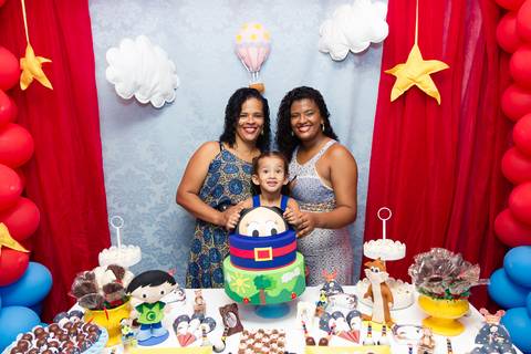 Emanuelly Victória ao lado de sua mãe e sua avó pelo fotógrafo Douglas Maia'