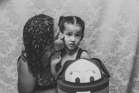 Vovó beijando Emanuelly pelo fotógrafo Douglas Maia'