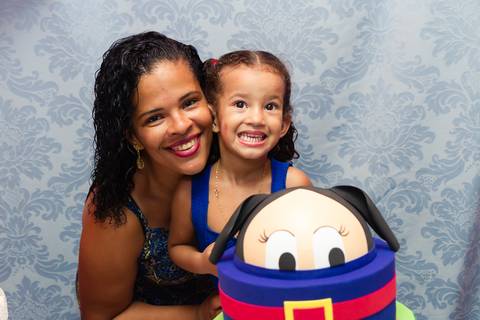 Emanuelly ao lado da vovó pelo fotógrafo Douglas Maia'