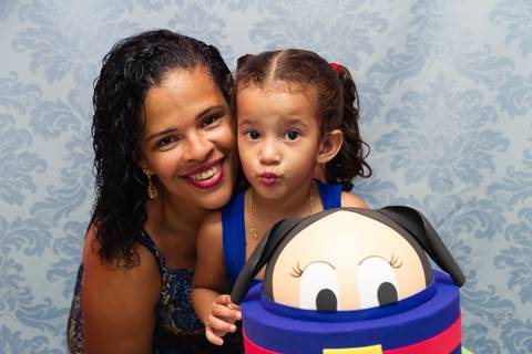 Emanuelly Victória ao lado de sua avó pelo fotógrafo Douglas Maia'