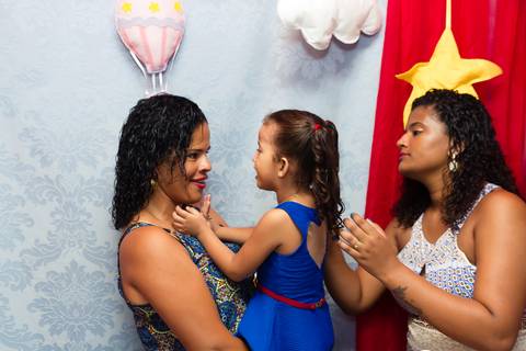 Emanuelly conversando com a vovó pelo fotógrafo Douglas Maia'