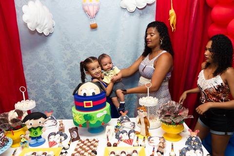 Emanuelly carregando bebê pelo fotógrafo Douglas Maia'