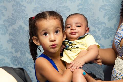 Emanuelly com menininho pelo fotógrafo Douglas Maia'