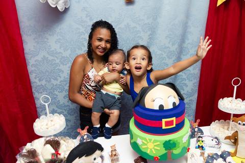 Emanuelly ao lado de lindo bebezinho pelo fotógrafo Douglas Maia'