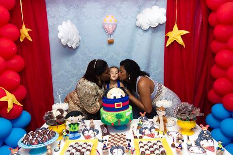 Emanuelly ganhando beijo especial pelo fotógrafo Douglas Maia'