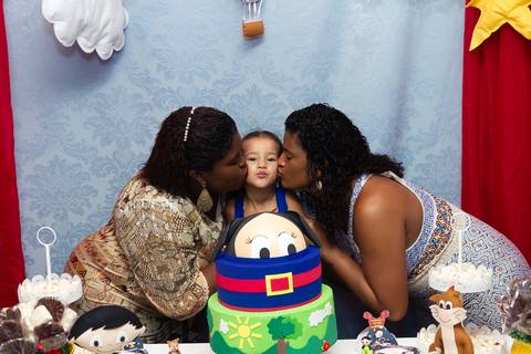 Emanuelly ganhando carinho pelo fotógrafo Douglas Maia'