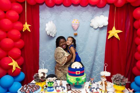 Emanuelly sendo abraçada pelo fotógrafo Douglas Maia'