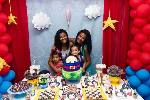 Emanuelly ao lado de sua tia e prima pelo fotógrafo Douglas Maia'