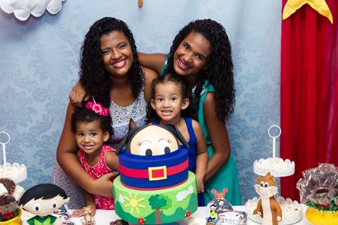 Emanuely sorrindo ao lado de sua tia e prima pelo fotógrafo Douglas Maia'