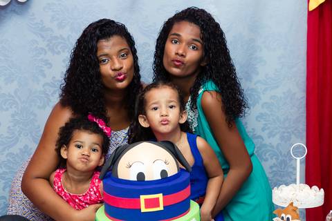 Fazendo biquinho para a foto pelo fotógrafo Douglas Maia'