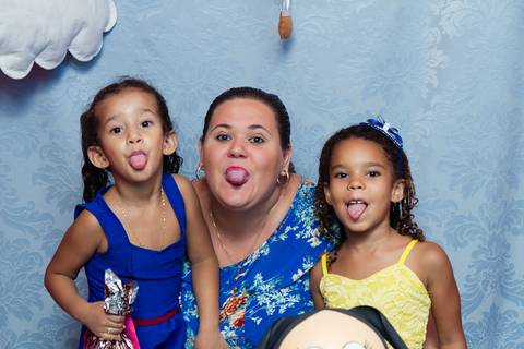 Mostrando a língua pelo fotógrafo Douglas Maia'