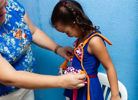 Emanuelly experimentando presente que ganhou pelo fotógrafo Douglas Maia'