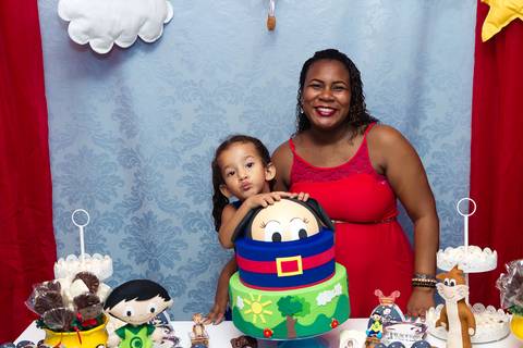 Emanuelly Victória com convidada ao lado do bolo pelo fotógrafo Douglas Maia'