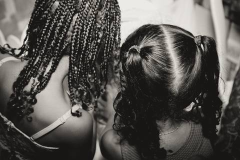 Emanuelly ao lado de menina Foto preto e branco pelo fotógrafo Douglas Maia'