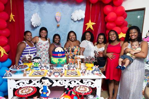 Mulheres da família ao lado da mesa pelo fotógrafo Douglas Maia'