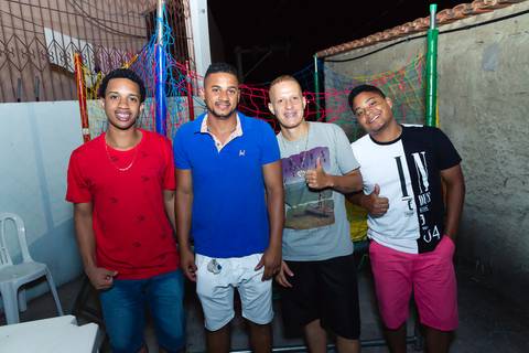 Pai ao lado de amigos pelo fotógrafo Douglas Maia'