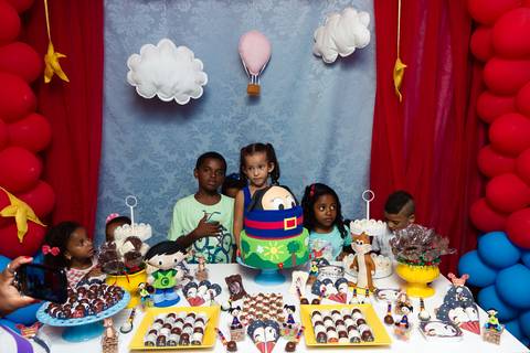 Crianças ao lado da Emanuelly pelo fotógrafo Douglas Maia'