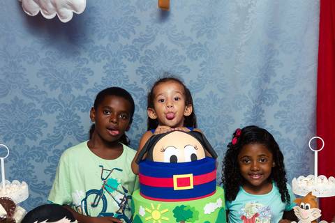 Crianças reunidas para o Parabéns pelo fotógrafo Douglas Maia'