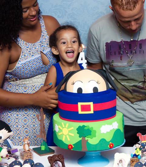 Emanuelly olhando para a vela pelo fotógrafo Douglas Maia'