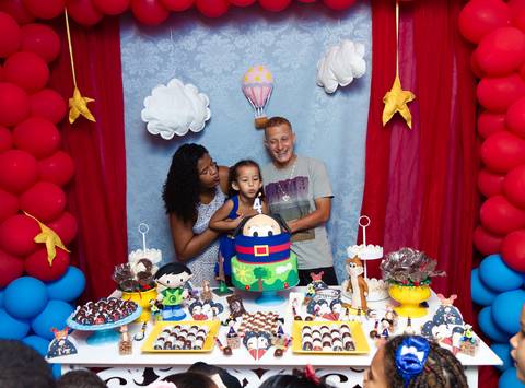 Emanuelly soprando a vela pelo fotógrafo Douglas Maia'