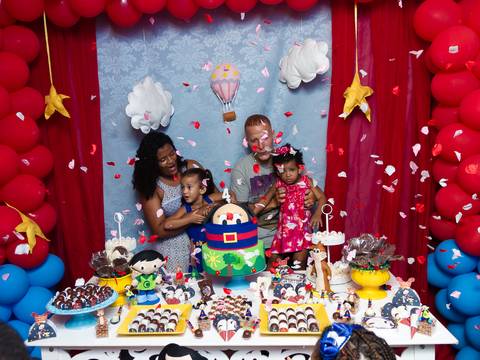 Chuva de papel picado pelo fotógrafo Douglas Maia'