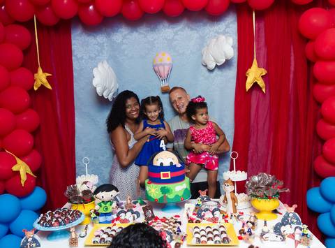 Emanuelly com seus pais e sua prima Sophia pelo fotógrafo Douglas Maia'