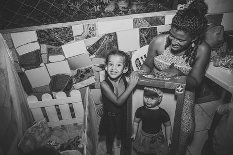 Emanuelly Victória ao lado de sua boneca nova pelo fotógrafo Douglas Maia'