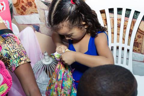 Abrindo presente pelo fotógrafo Douglas Maia'