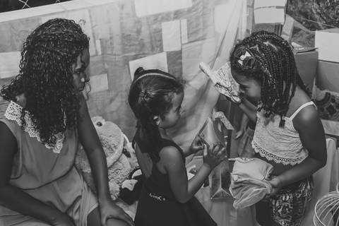 Amiguinha ajudando a abrir presente pelo fotógrafo Douglas Maia'