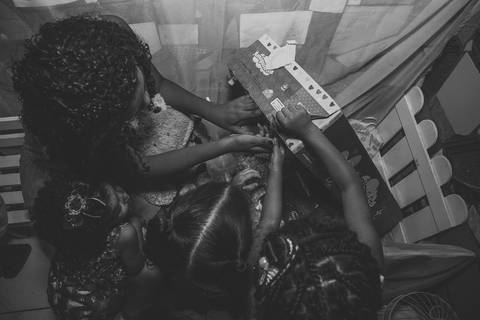 Emanully abrindo caixa pelo fotógrafo Douglas Maia'