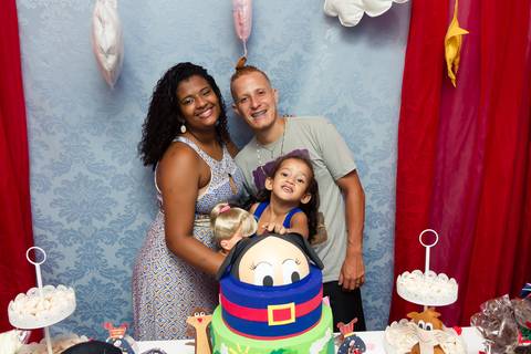 Emanuelly segurando boneca ao lado de seus pais pelo fotógrafo Douglas Maia'