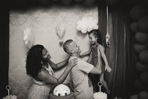 Foto da família em preto e branco pelo fotógrafo Douglas Maia'