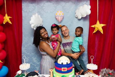 Pai e mãe com crianças pelo fotógrafo Douglas Maia'