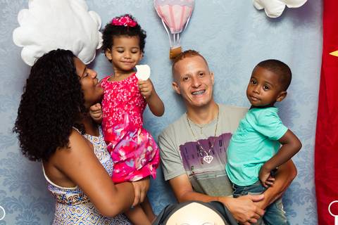 Pai e mãe com lindas crianças pelo fotógrafo Douglas Maia'