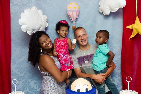 Crianças sorrindo para foto pelo fotógrafo Douglas Maia'