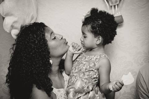 Beijando a sobrinha pelo fotógrafo Douglas Maia'