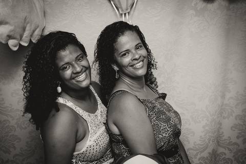 Mãe e avó da Emanuelly pelo fotógrafo Douglas Maia'