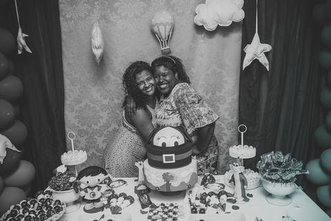 Mãe abraçando convidada especial pelo fotógrafo Douglas Maia'