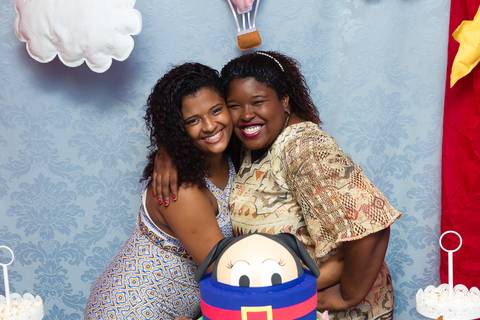 Mãe abraçando convidada pelo fotógrafo Douglas Maia'