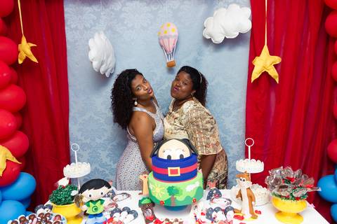 Posando para foto ao lado do bolo pelo fotógrafo Douglas Maia'