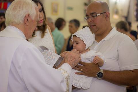 Fotografia de família fotografia de batizado foto de batismo de bebe em igreja católica em são paulo'