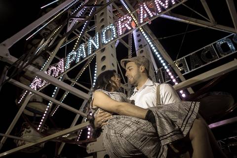 Foto tirada de casal em parque de diversões para ensaio pré casamento'