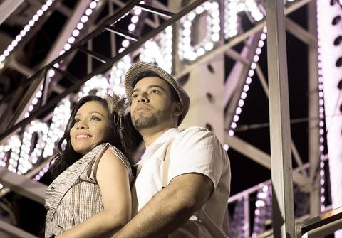 Foto tirada de casal em parque de diversões para ensaio pré casamento'